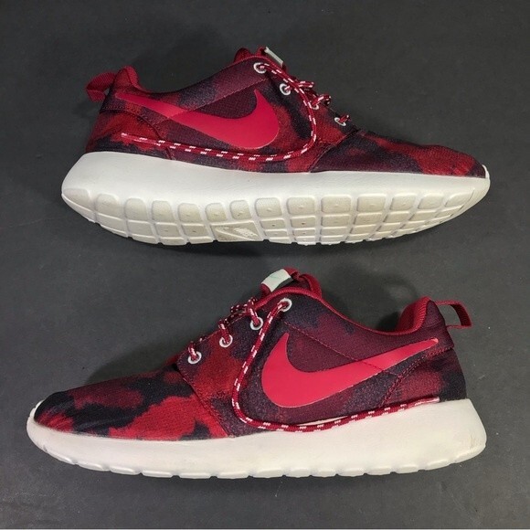 Nike Roshe Run Women’s Sneakers Fusion Red Black Camouflage Size - 7.5 - Picture 2 of 9